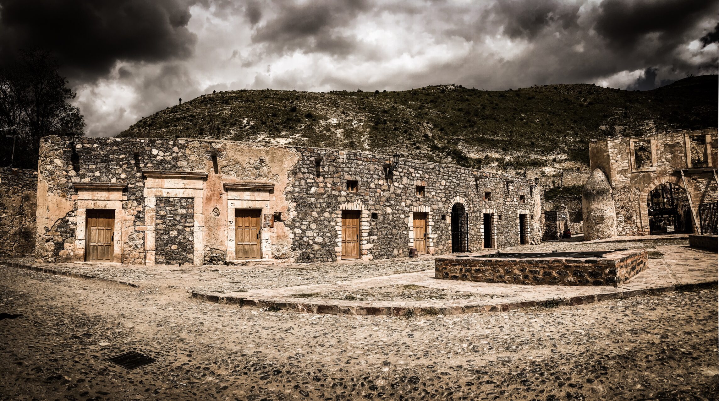 Entrada al pueblo / Real de Catorce - SLP, México / The Book of Life Magazine ©- Alejandro Carballo