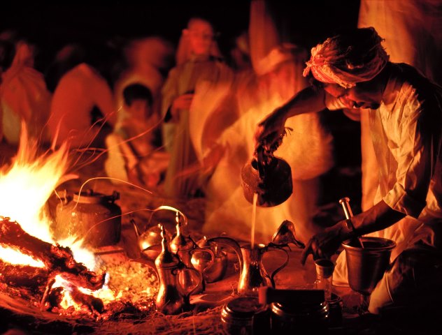 bedouin-preparing-arabic-coffee