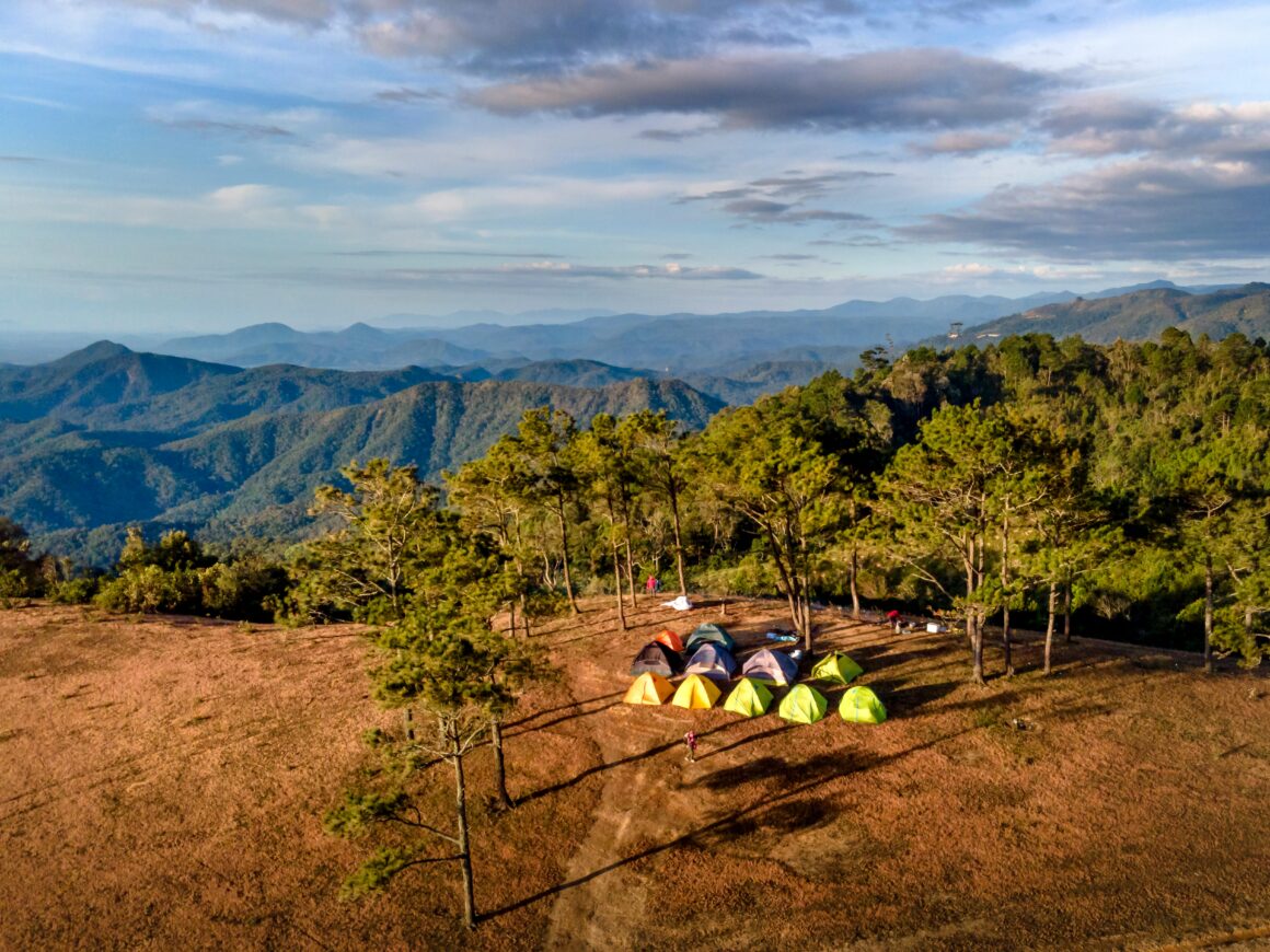 Foto de Quang Nguyen Vinh de Pexels: https://www.pexels.com/es-es/foto/paisaje-montanas-gente-nubes-6877981/