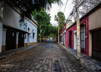 Calle Francisco Sosa en Coyoacán, Ciudad de México, arquitectura y calle empedrada