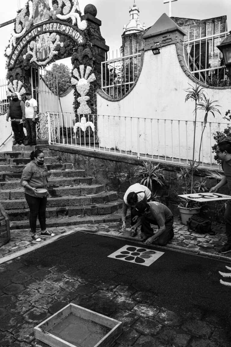 Tapetes de aserrín y flores preparados para el paso del Señor