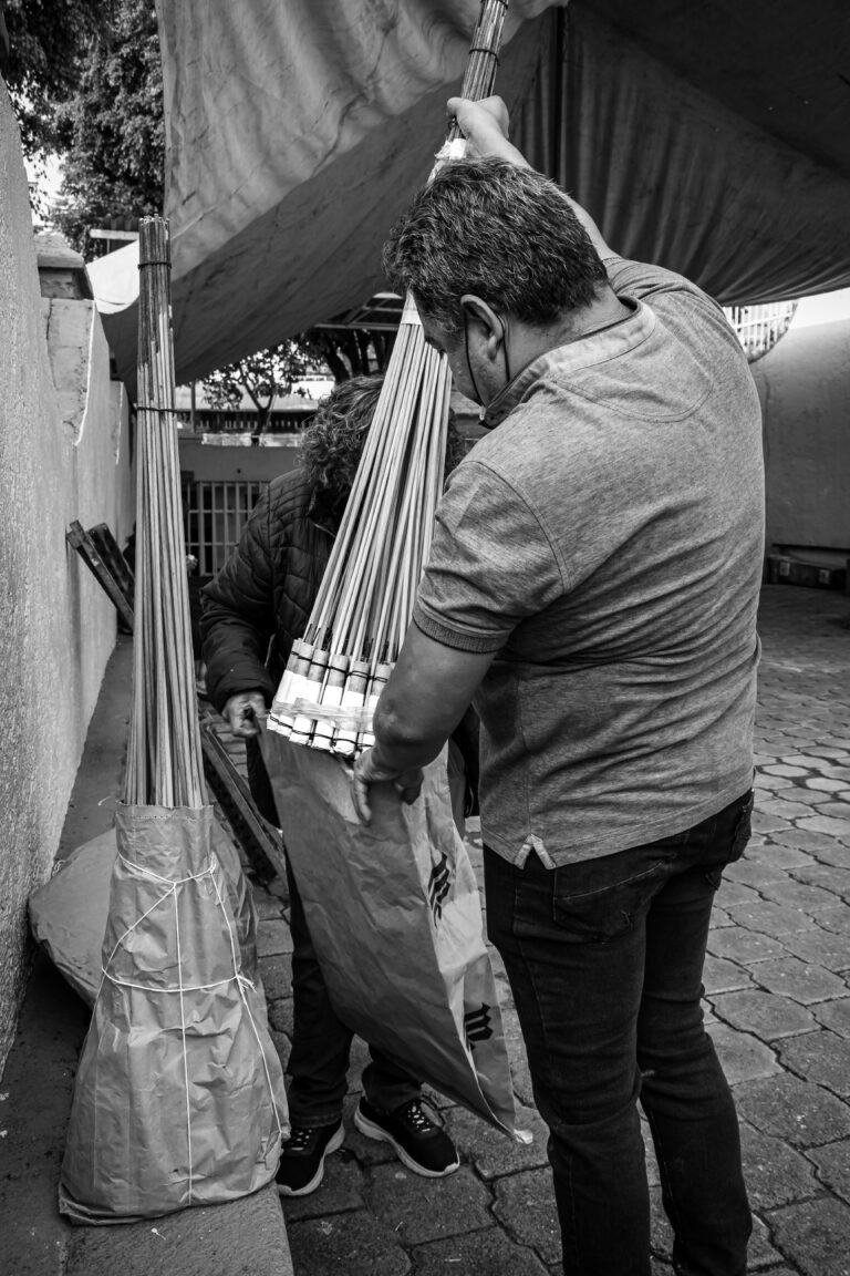 Cohetes y estruendos marcan el avance de la procesión