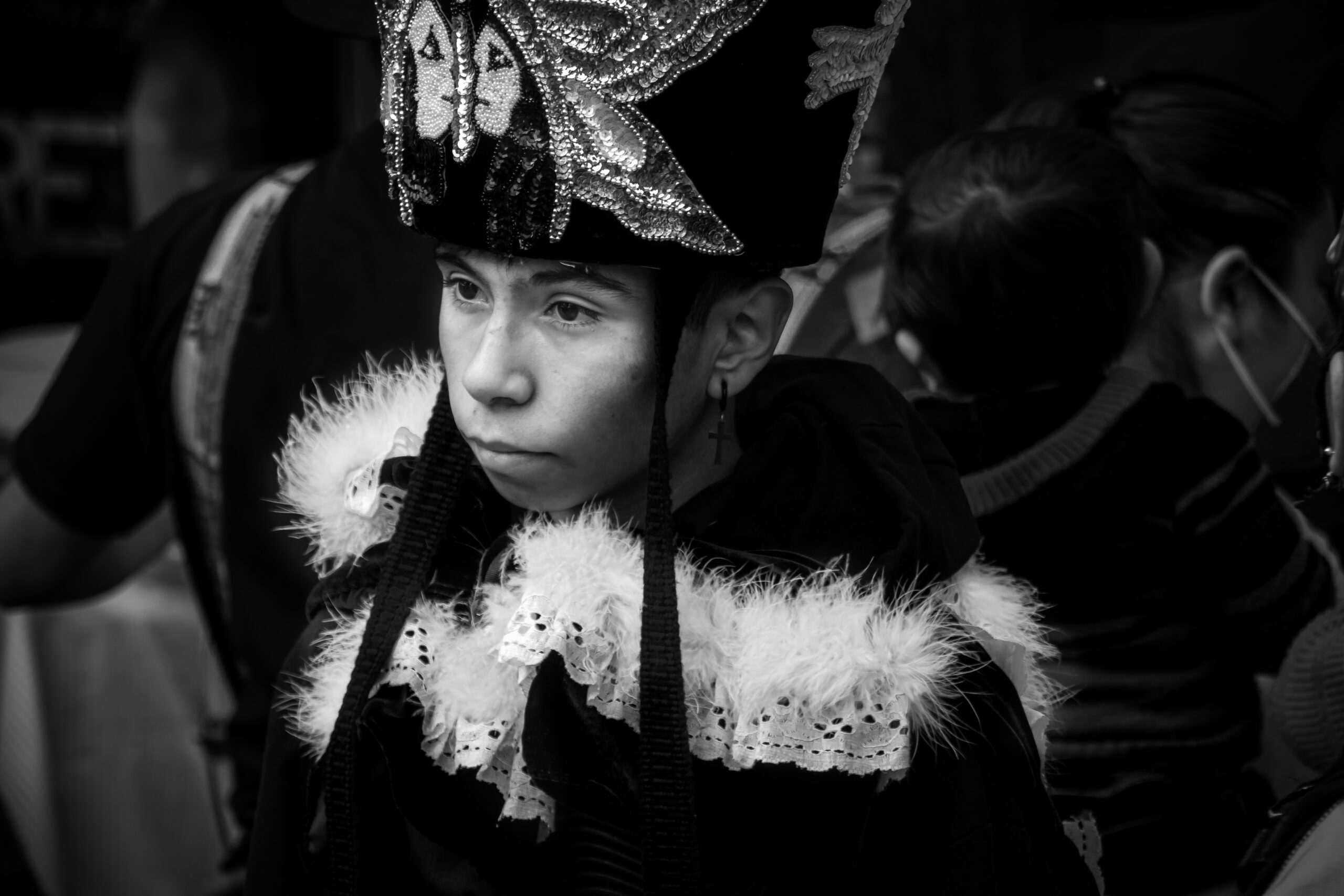 Los niños y jóvenes participan en la peregrinación, visten de Chinelos