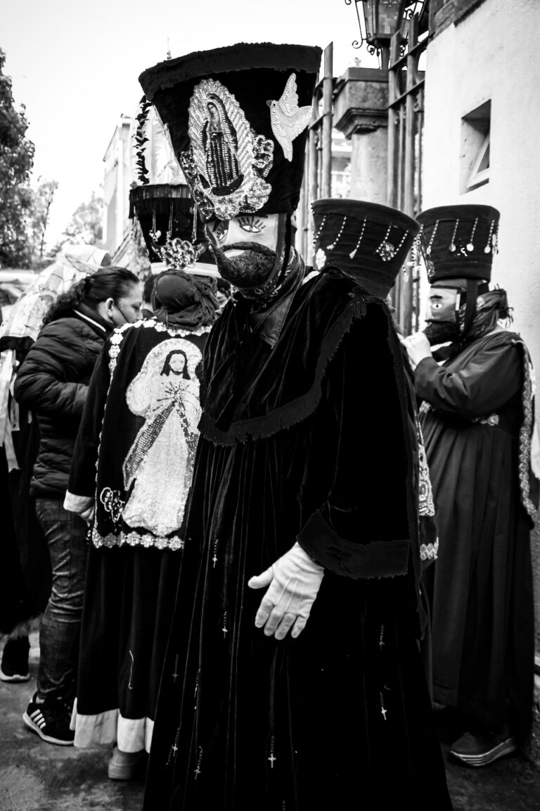 Chinelos danzan y acompañan la festividad