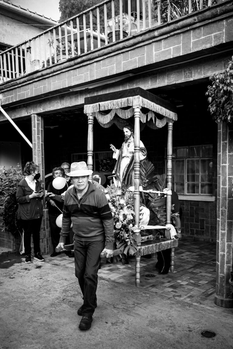 La imagen es llevada en hombros por los devotos