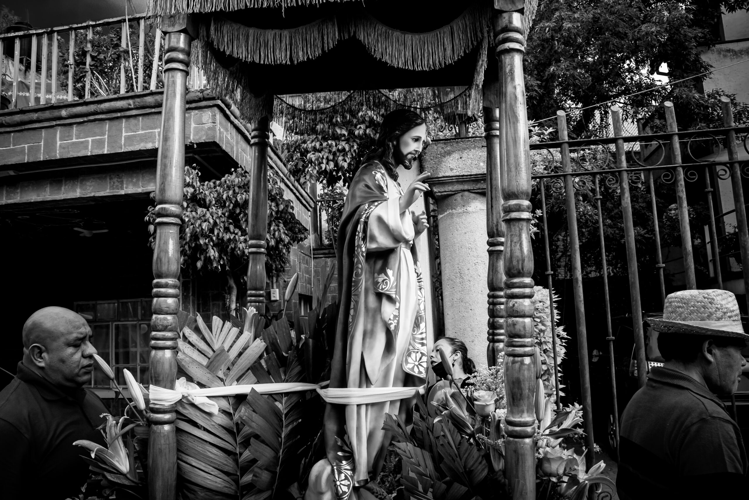 El santo en hombros y la peregrinación por Santa Úrsula