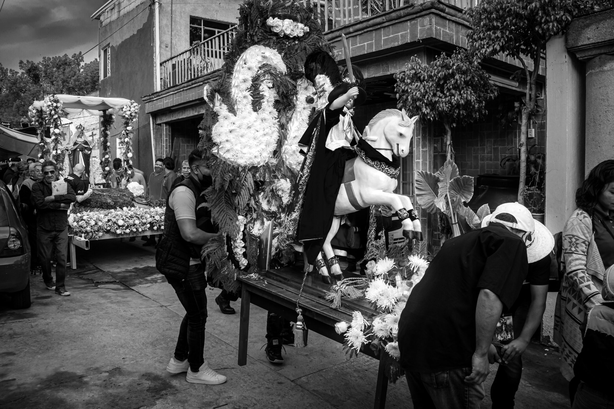 Los santos son cargados en hombros por las familias locales rumbo a la iglesia de piedra de Santa Úrsula