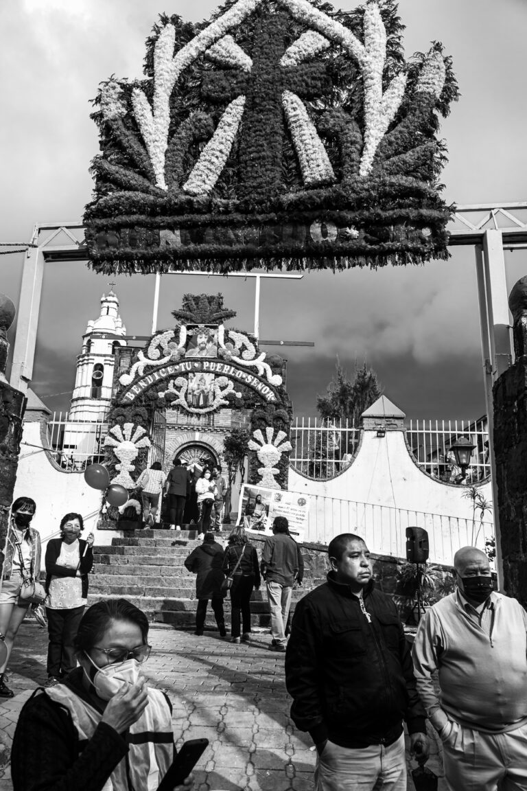 La iglesia se viste de flores y recibe a los peregrinos
