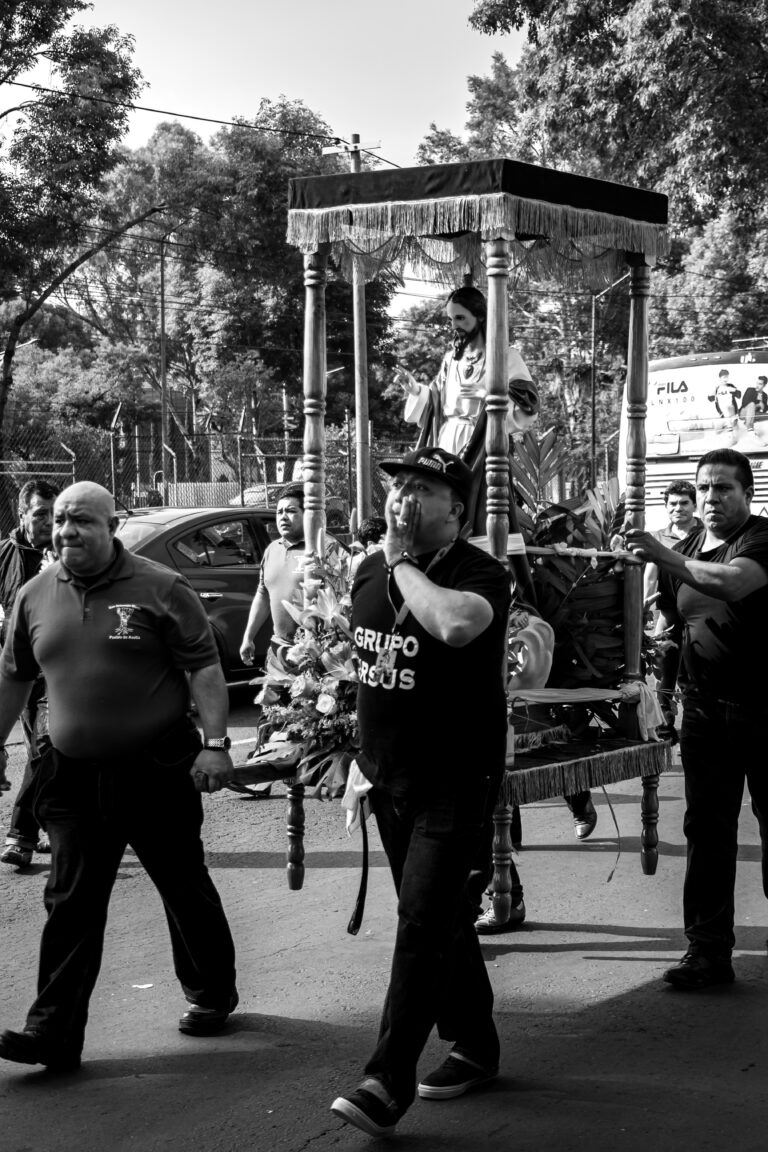 La procesión atraviesa la ciudad mientras la imagen avanza en hombros