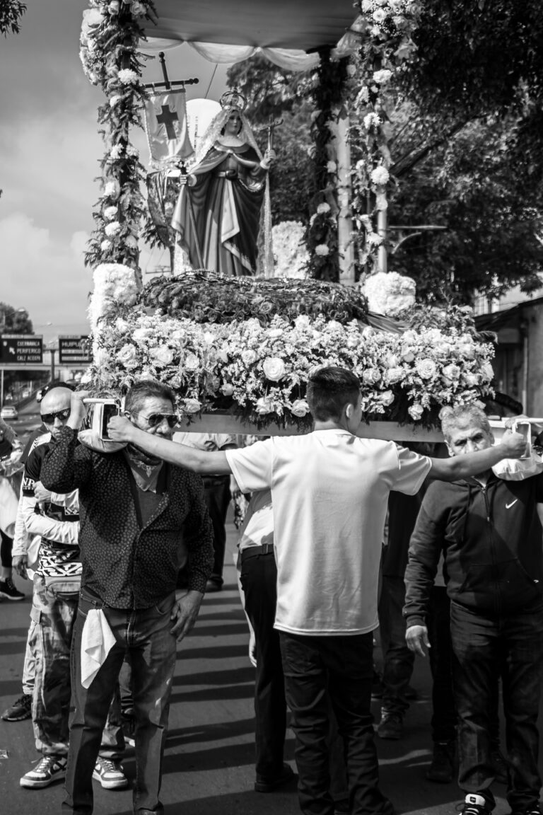 El santo en hombros, recorriendo la Calzada de Tlalpan