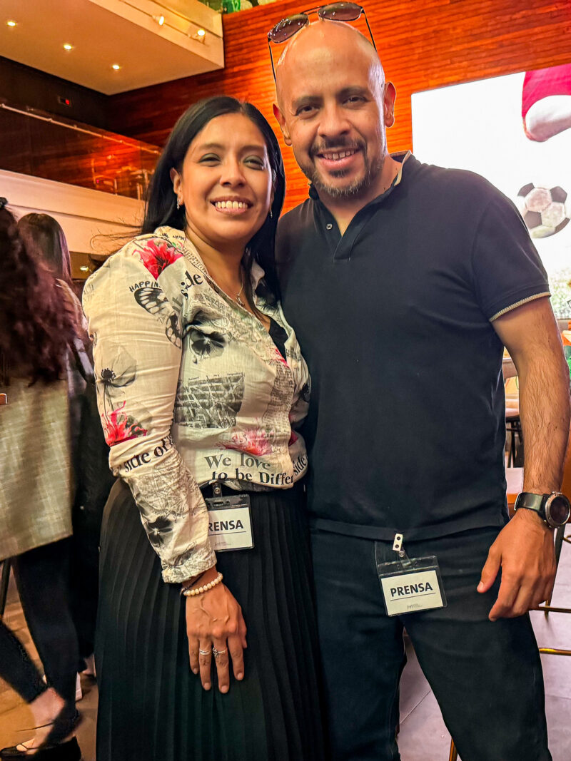 Fotografía de Alejandro Carballo e Ibeth Parga en la inauguración de la exposición “Juega Limpio: La cancha que nos une” en el Museo Memoria y Tolerancia, Ciudad de México. La muestra aborda el fútbol como un fenómeno social, cultural y político en el contexto contemporáneo.