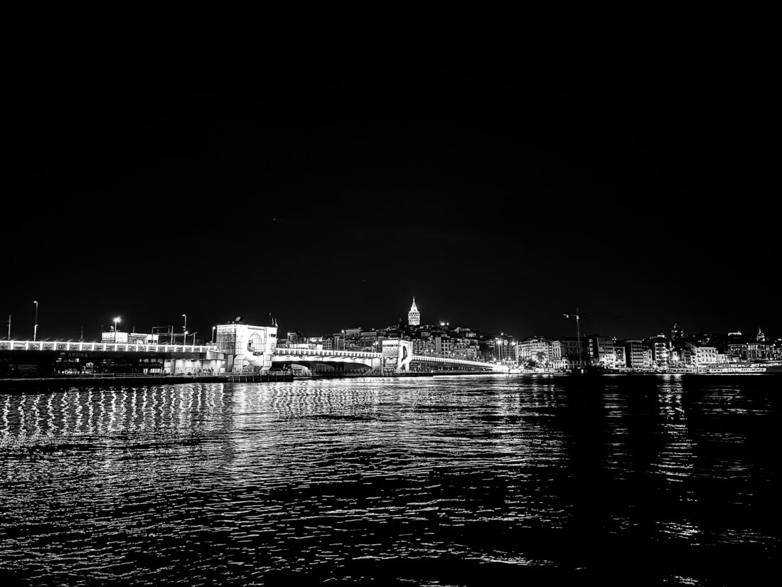 Bósforo vista nocturna con la silueta de Torre Gálata iluminada