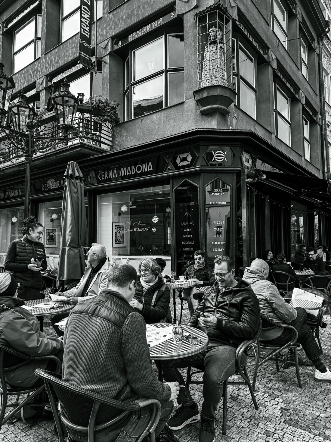 Personas en Černá Madona café en centro histórico de Praga