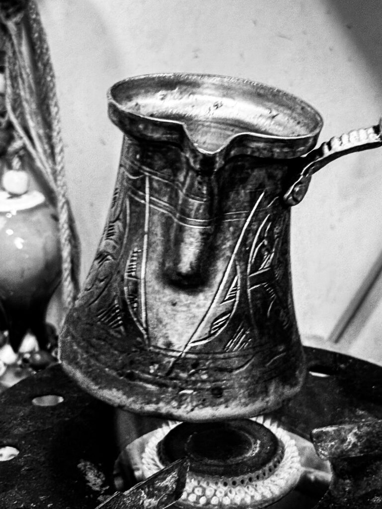 Detalle de cafetera turca tradicional utilizada para preparar café.