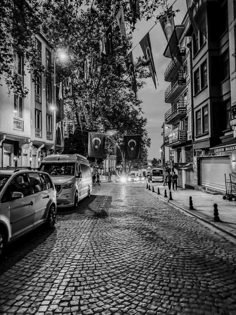 Calle adoquinada en el centro histórico de Estambul con banderas de Turquía