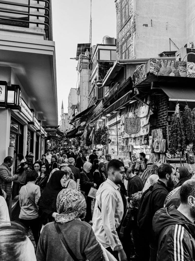 Calle comercial con tiendas y arquitectura urbana en Estambul.