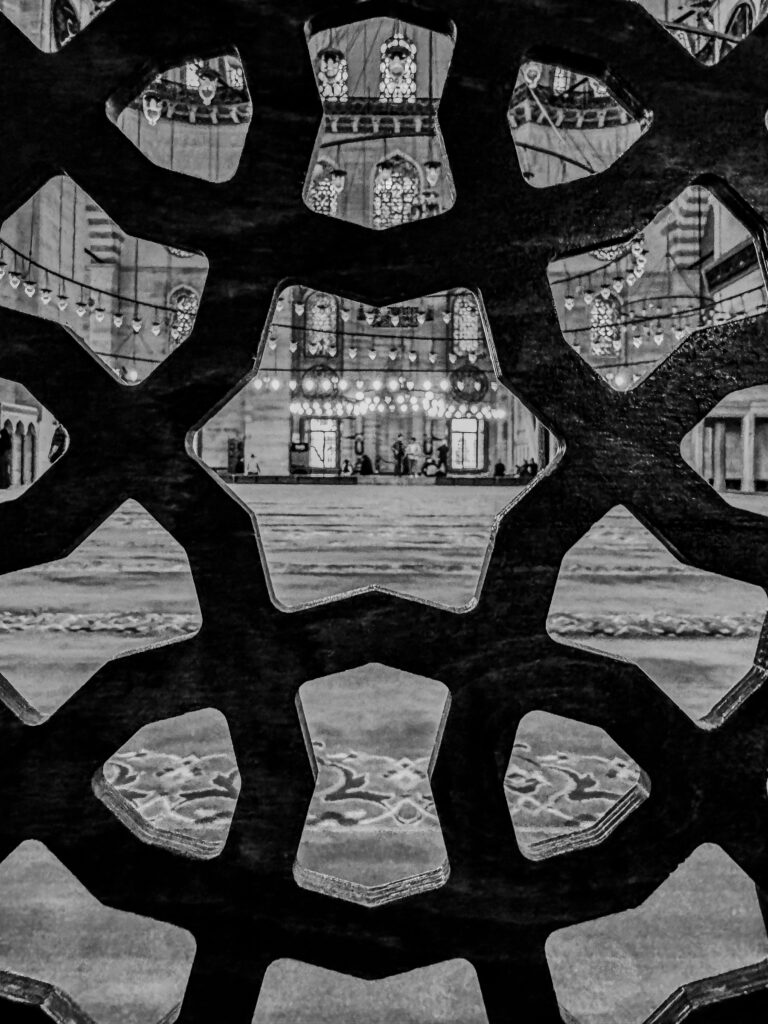 Detalle de celosía con patrones geométricos en la mezquita de Süleymaniye en Estambul
