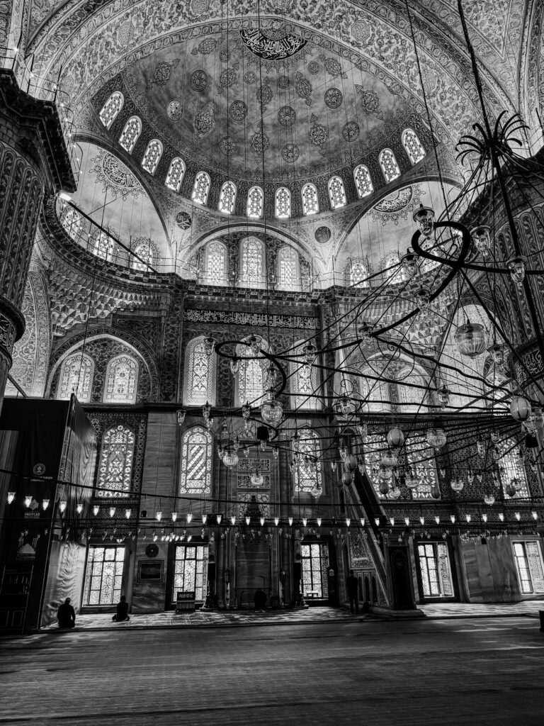 Cúpula de mezquita otomana con caligrafía islámica en Estambul