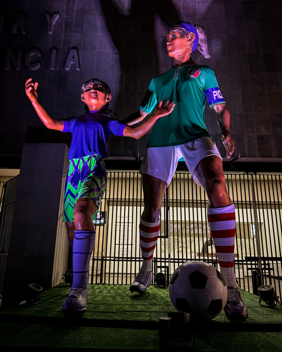 Esculturas de futbolistas en exposición Juega Limpio en el Museo Memoria y Tolerancia en Ciudad de México