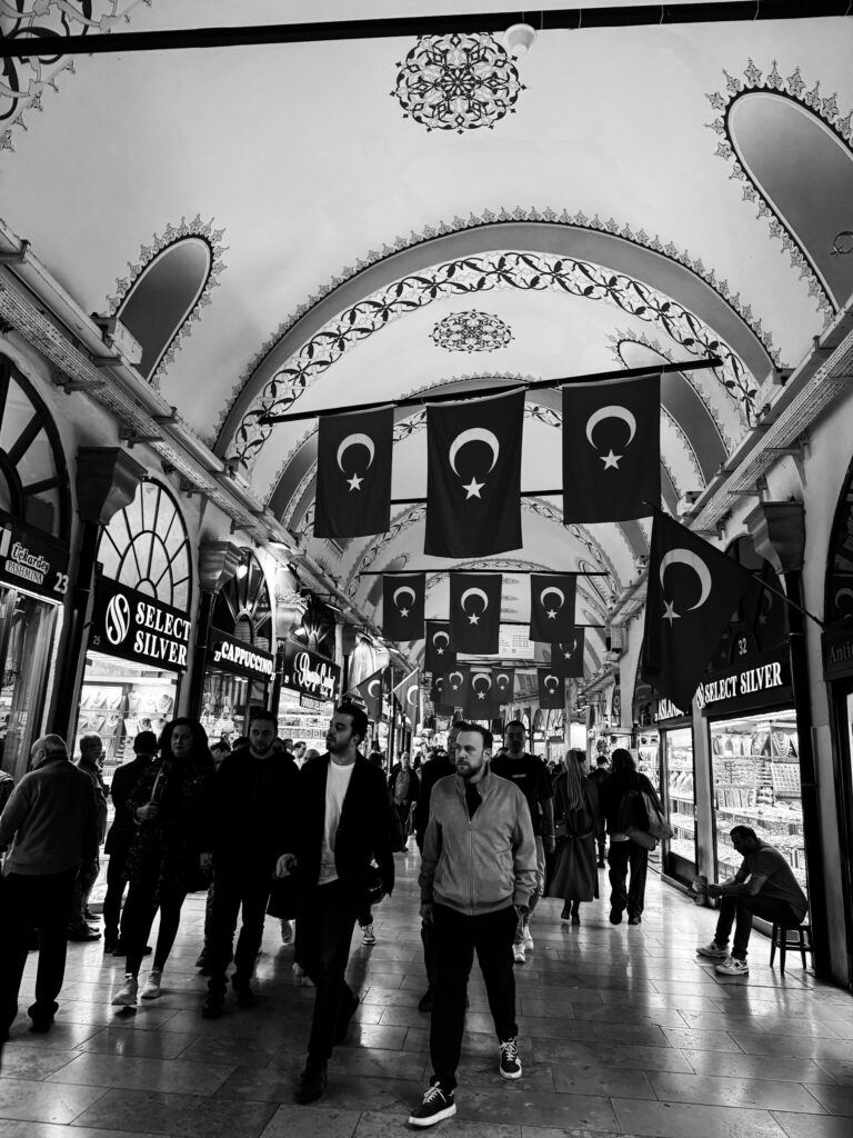 Interior del Gran Bazar de Estambul con visitantes recorriendo el mercado histórico.