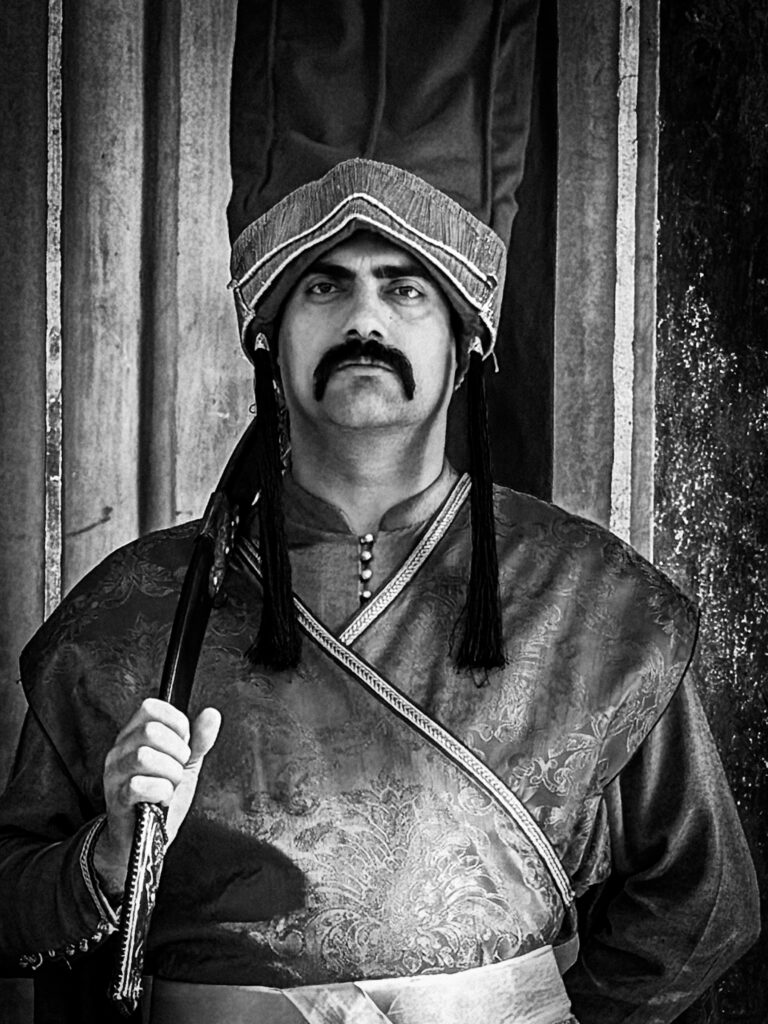 Guardia con vestimenta otomana tradicional en Estambul