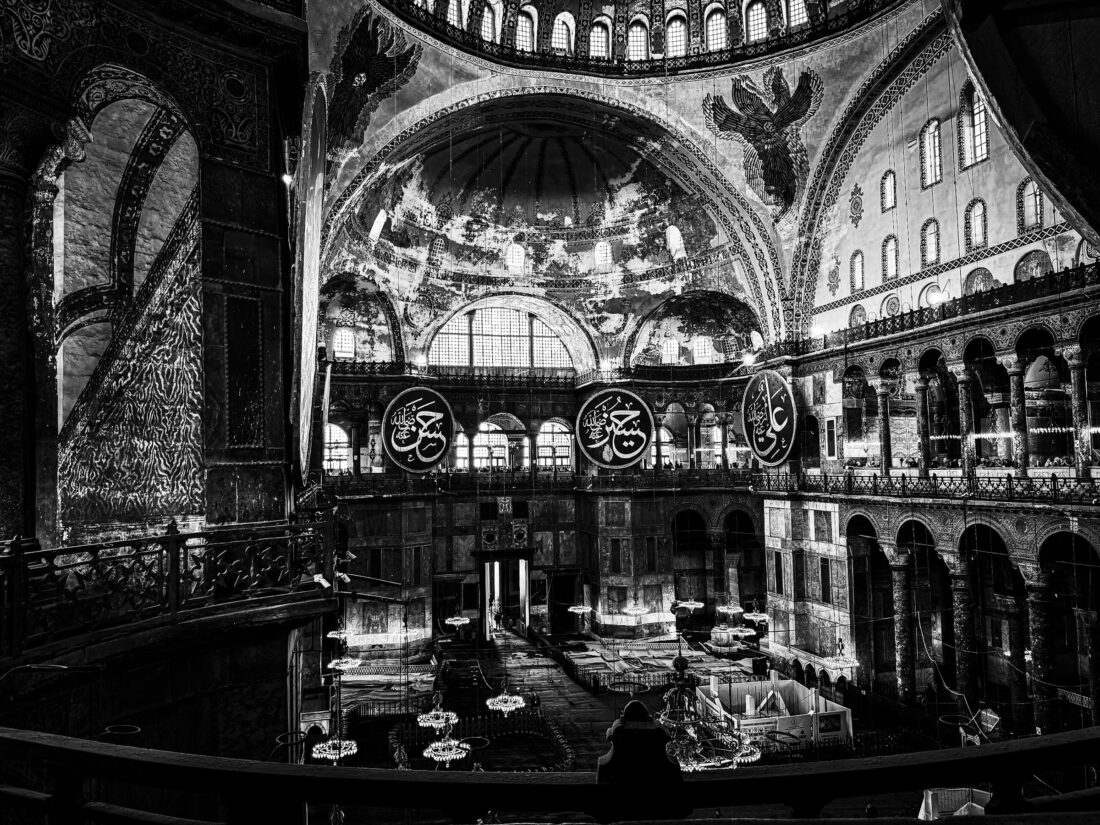 Interior Santa Sofía (Hagia Sophia) en Estambul con su gran cúpula bizantina y medallones islámicos
