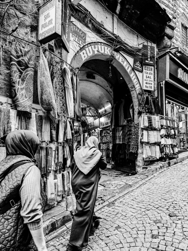 Escena de un mercado tradicional con textiles y comercio local.