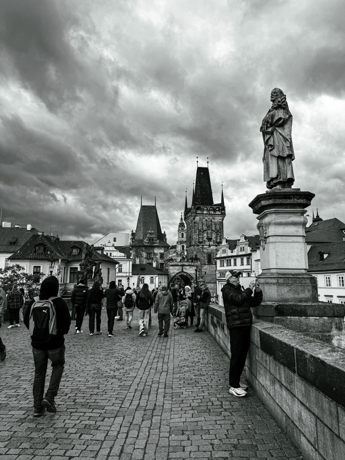 Puente de Carlos en Praga al amanecer fotografía en blanco y negro