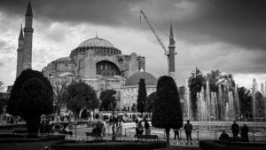 Santa Sofía (Hagia Sophia) en Estambul con arquitectura bizantina y otomana bajo un cielo dramático