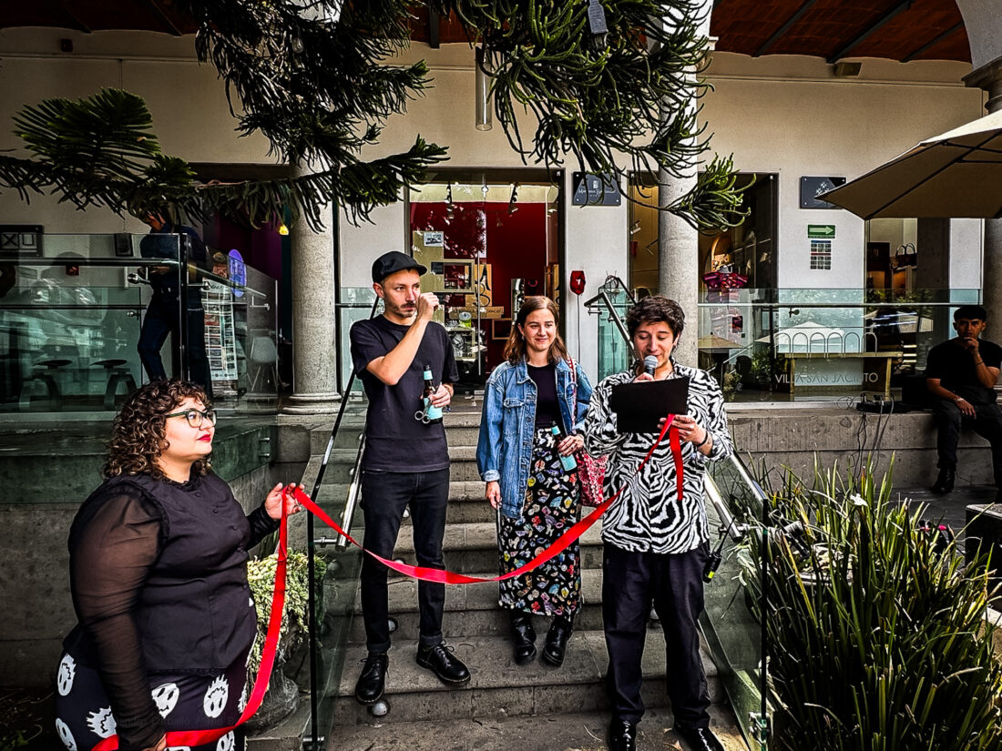 Corte de listón durante Superficies de Identidad en Galería EXU San Ángel, Ciudad de México