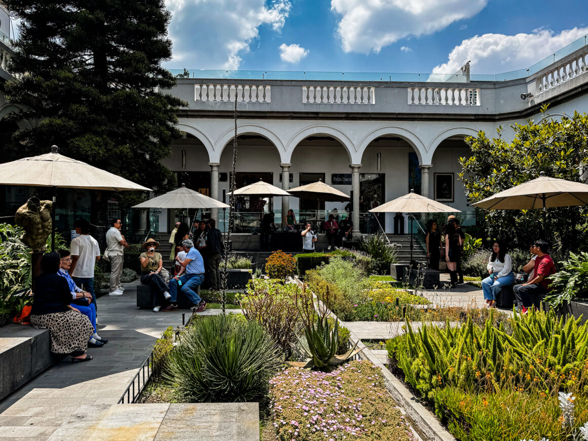 Inauguración de exposición en galería de arte en San Ángel, Ciudad de México, con vista del patio y arquitectura del recinto