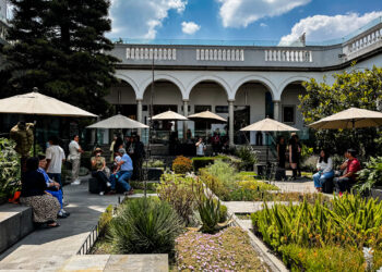 Inauguración de exposición en galería de arte en San Ángel, Ciudad de México, con vista del patio y arquitectura del recinto