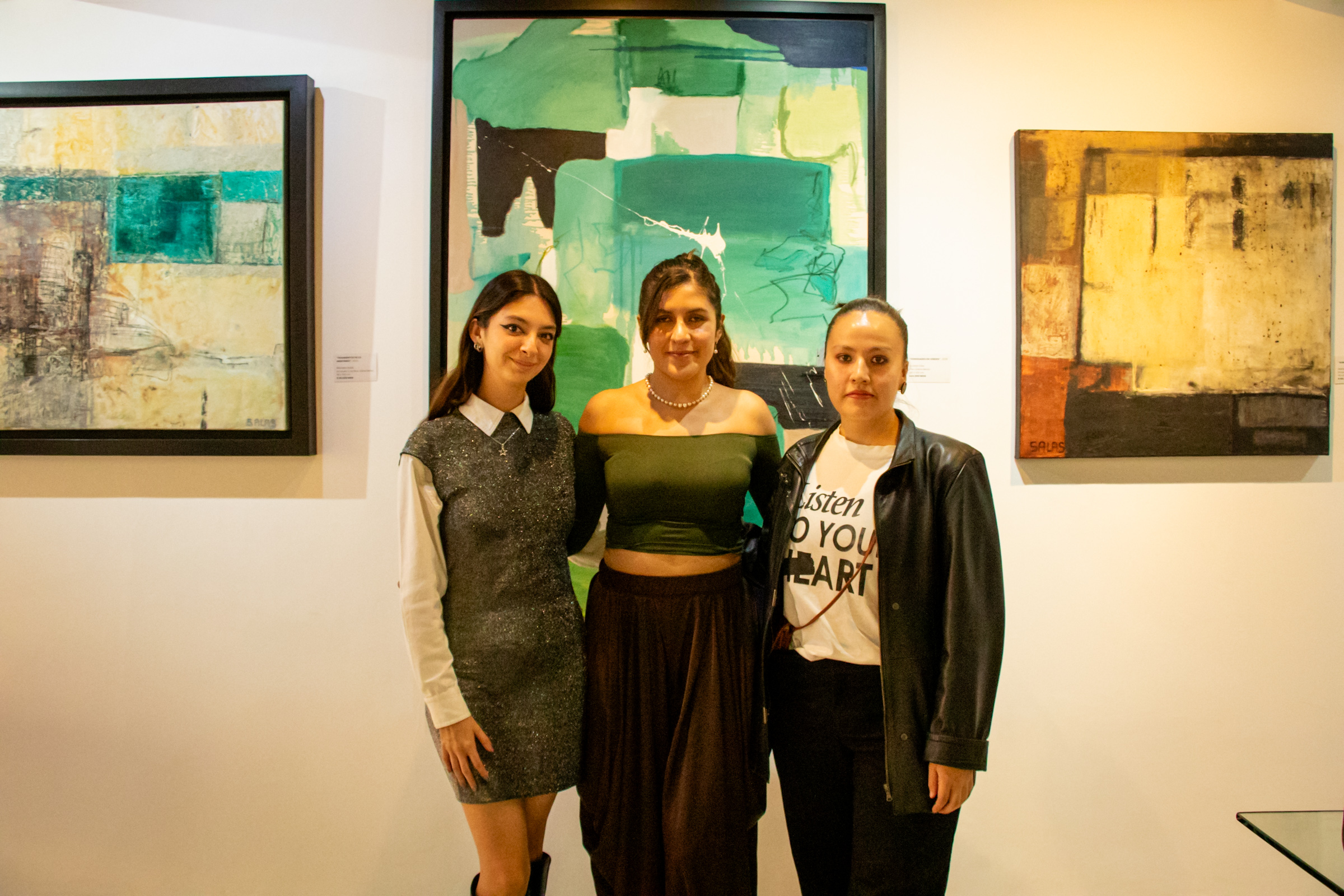 Ariana Hernández, directora de Galería Covarrubias, junto a integrantes de su equipo durante el conversatorio en Ciudad de México.