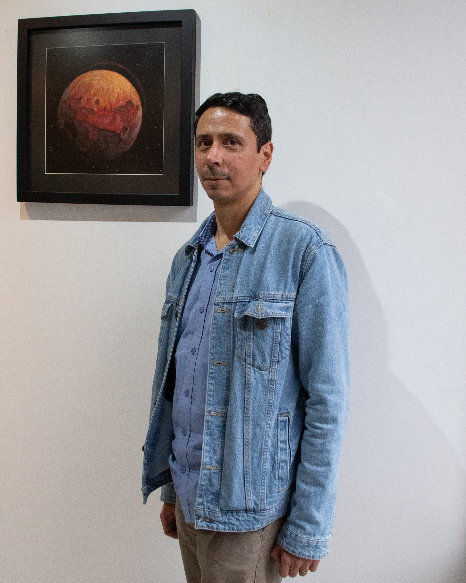 Krishnamurti Gutiérrez junto a una de sus obras durante la exposición colectiva en Galería Covarrubias, Ciudad de México.