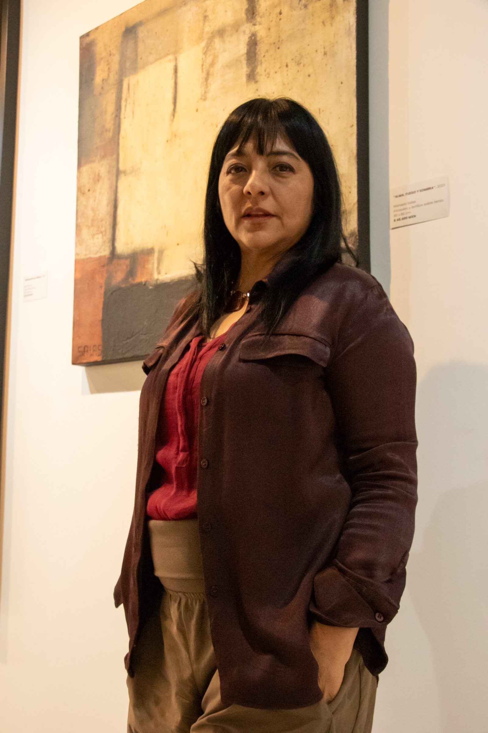 Retrato documental de artista contemporánea durante una exposición en Galería Covarrubias de Ciudad de México.