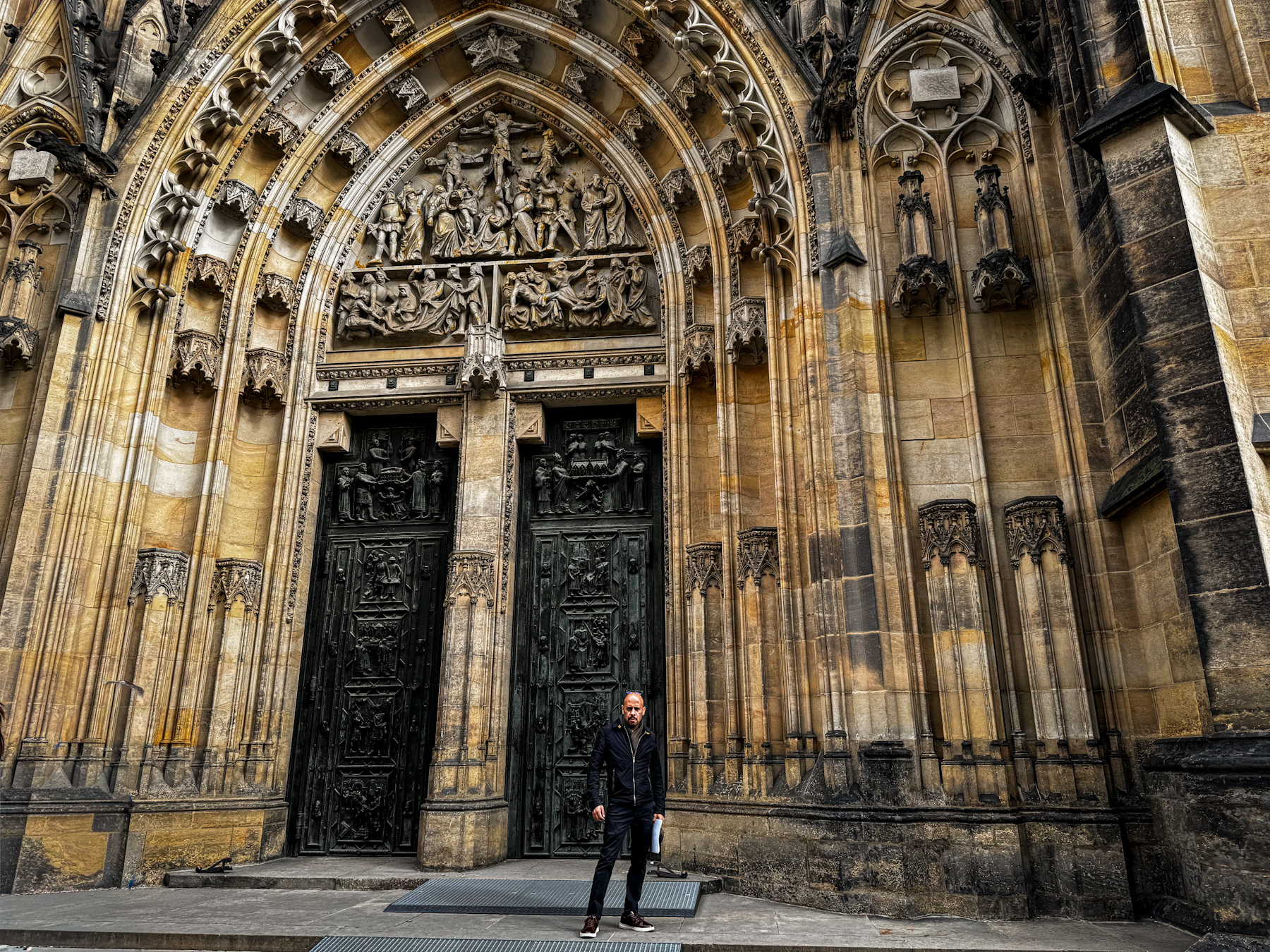 Alejandro Carballo frente a la Catedral de San Vito en Praga, República Checa