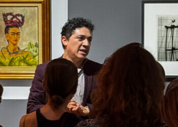 Carlos Segoviano durante un recorrido curatorial en el Museo de Arte Moderno frente a una obra de Frida Kahlo.