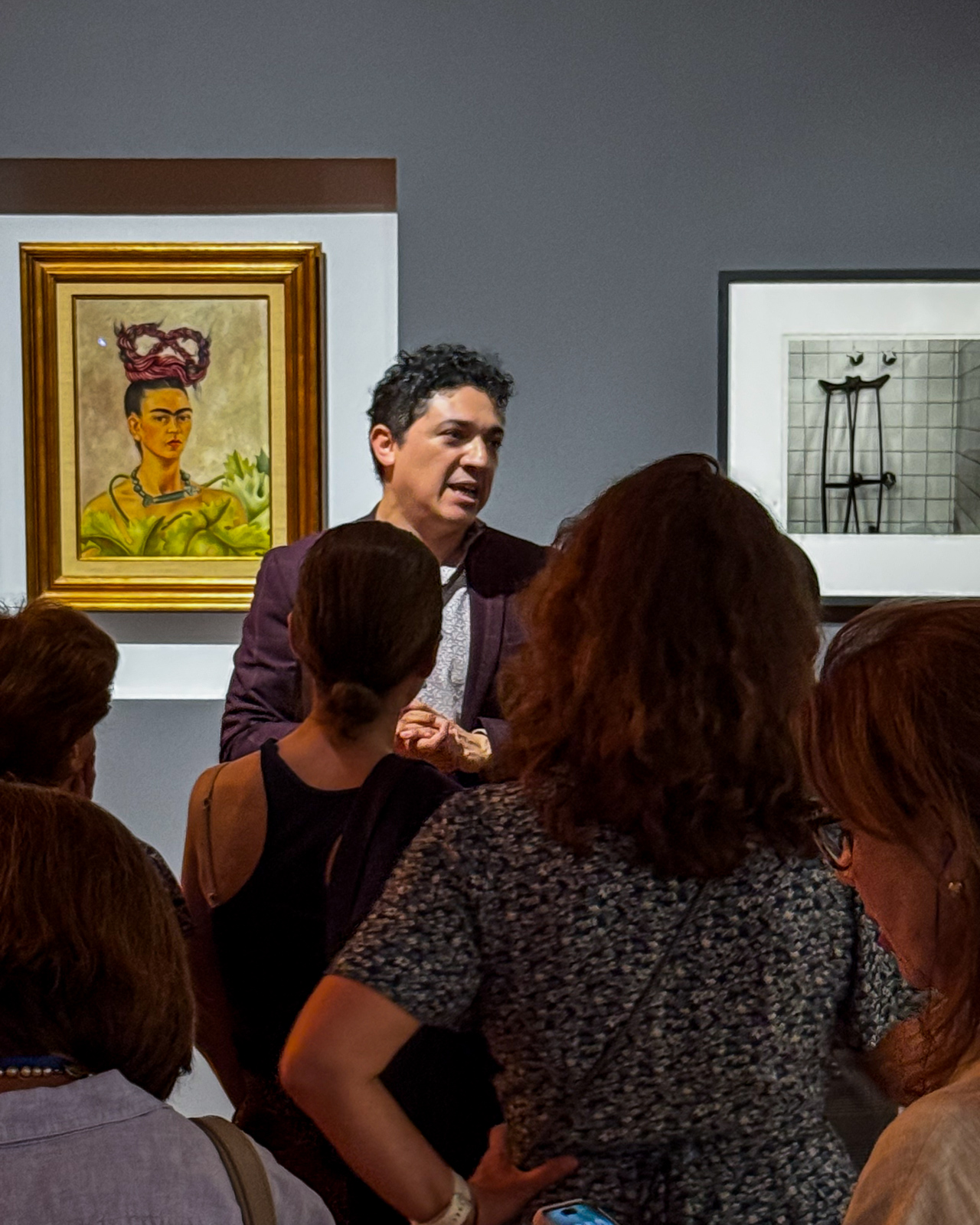 Carlos Segoviano durante una visita guiada de la exposición Relatos Modernos de la Colección Gelman en el Museo de Arte Moderno de Ciudad de México.