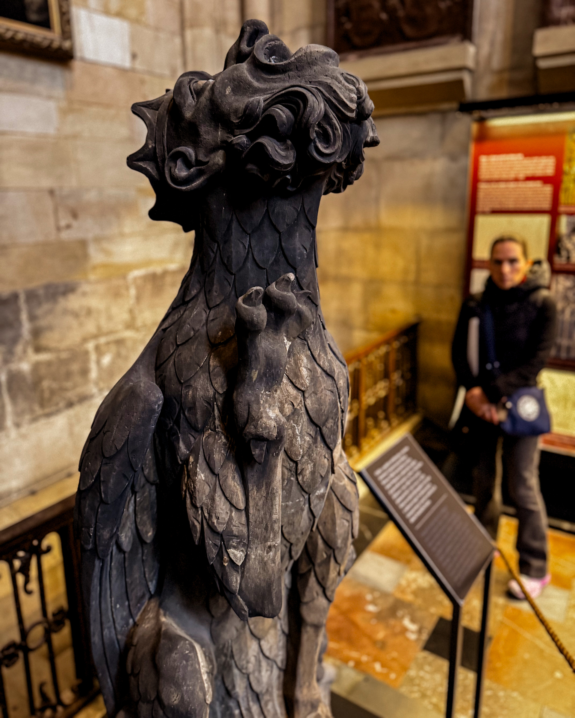 Criatura escultórica medieval en la Catedral de San Vito en Praga