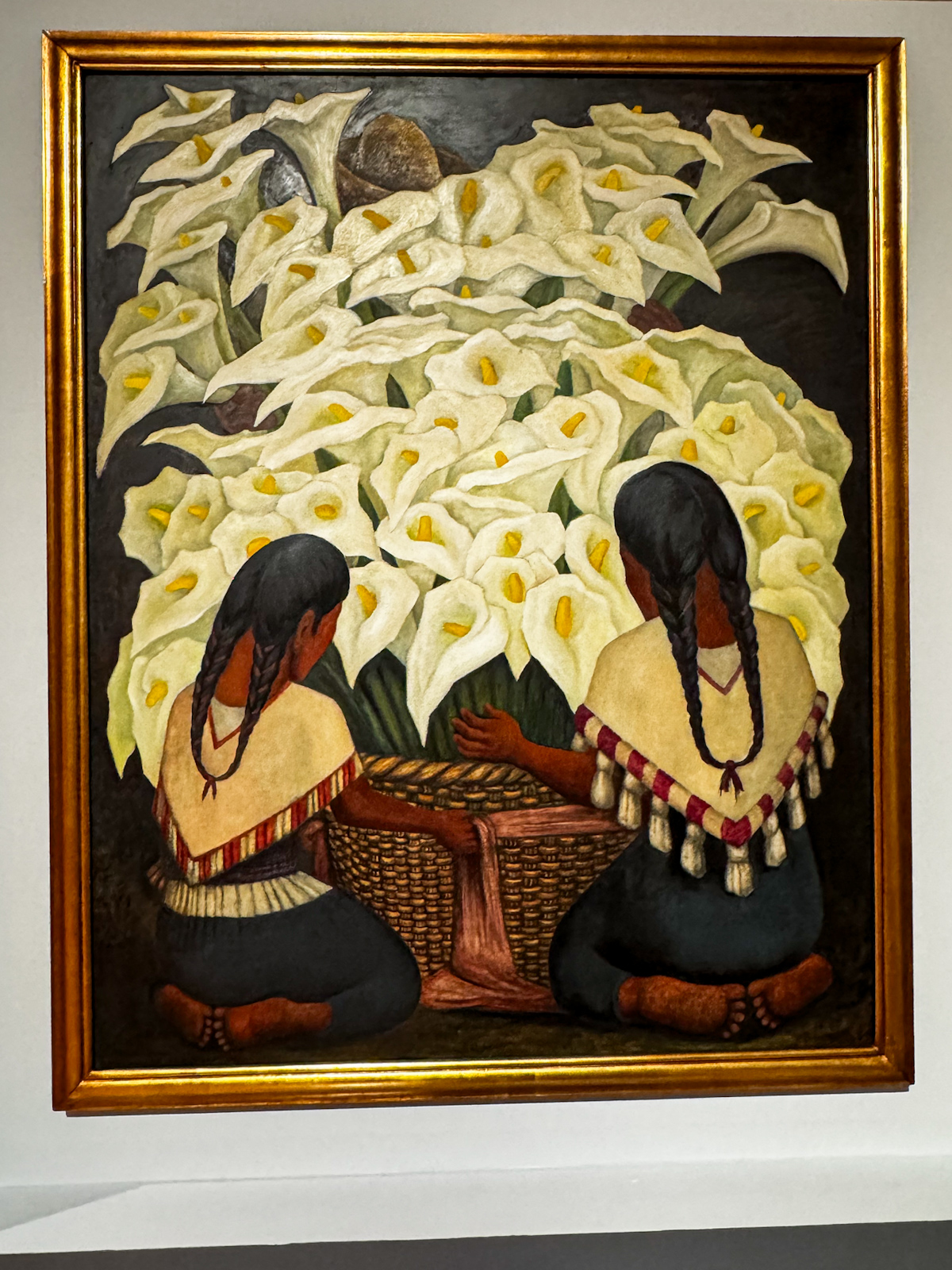 Pintura de Diego Rivera con mujeres indígenas y alcatraces blancos en la exposición Relatos Modernos de la Colección Gelman en el Museo de Arte Moderno de Ciudad de México.
