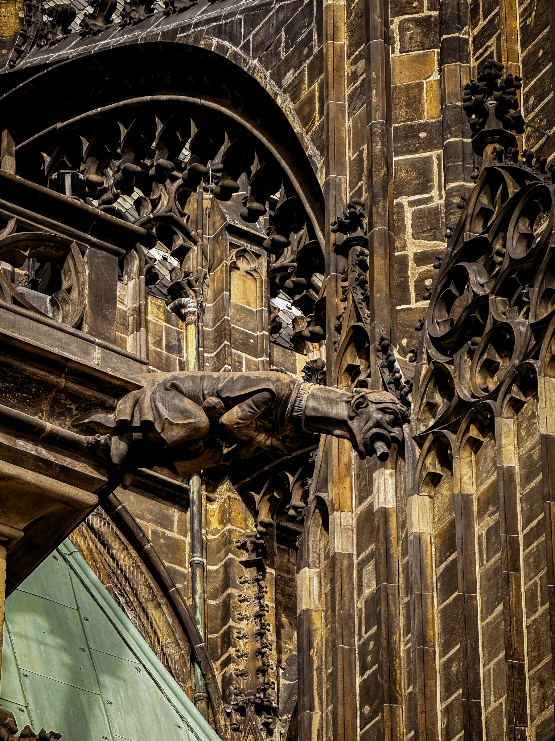 Grotesco de piedra en la Catedral de San Vito en Praga