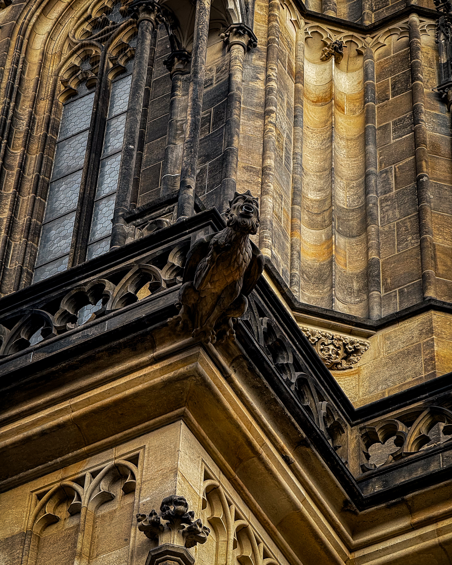 Gárgola medieval sobre la Catedral de San Vito en Praga
