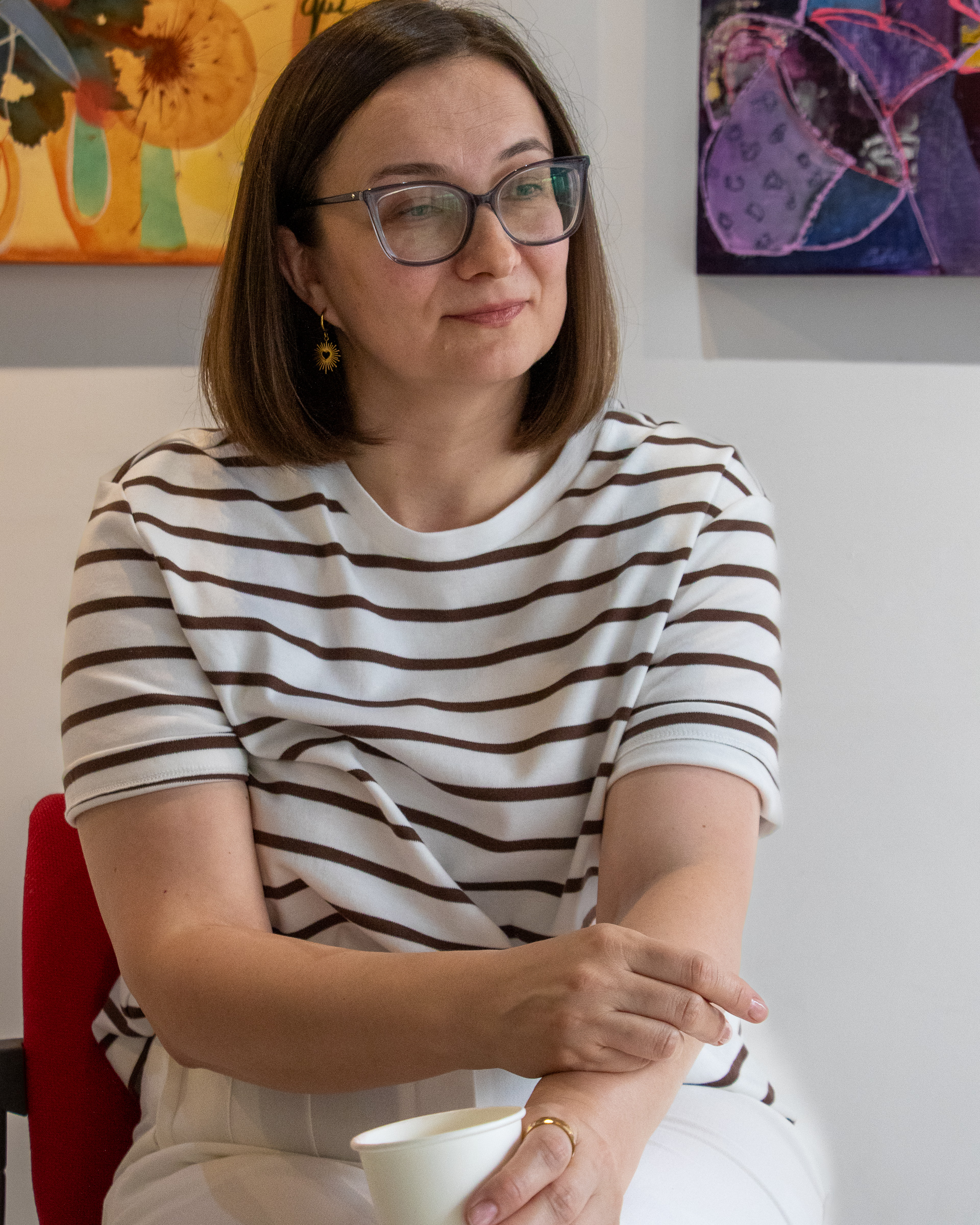 La artista Elena Sukhanova durante el conversatorio de las exposiciones Génesis del gesto y Territorios simbólicos en Galería Covarrubias, Ciudad de México.
