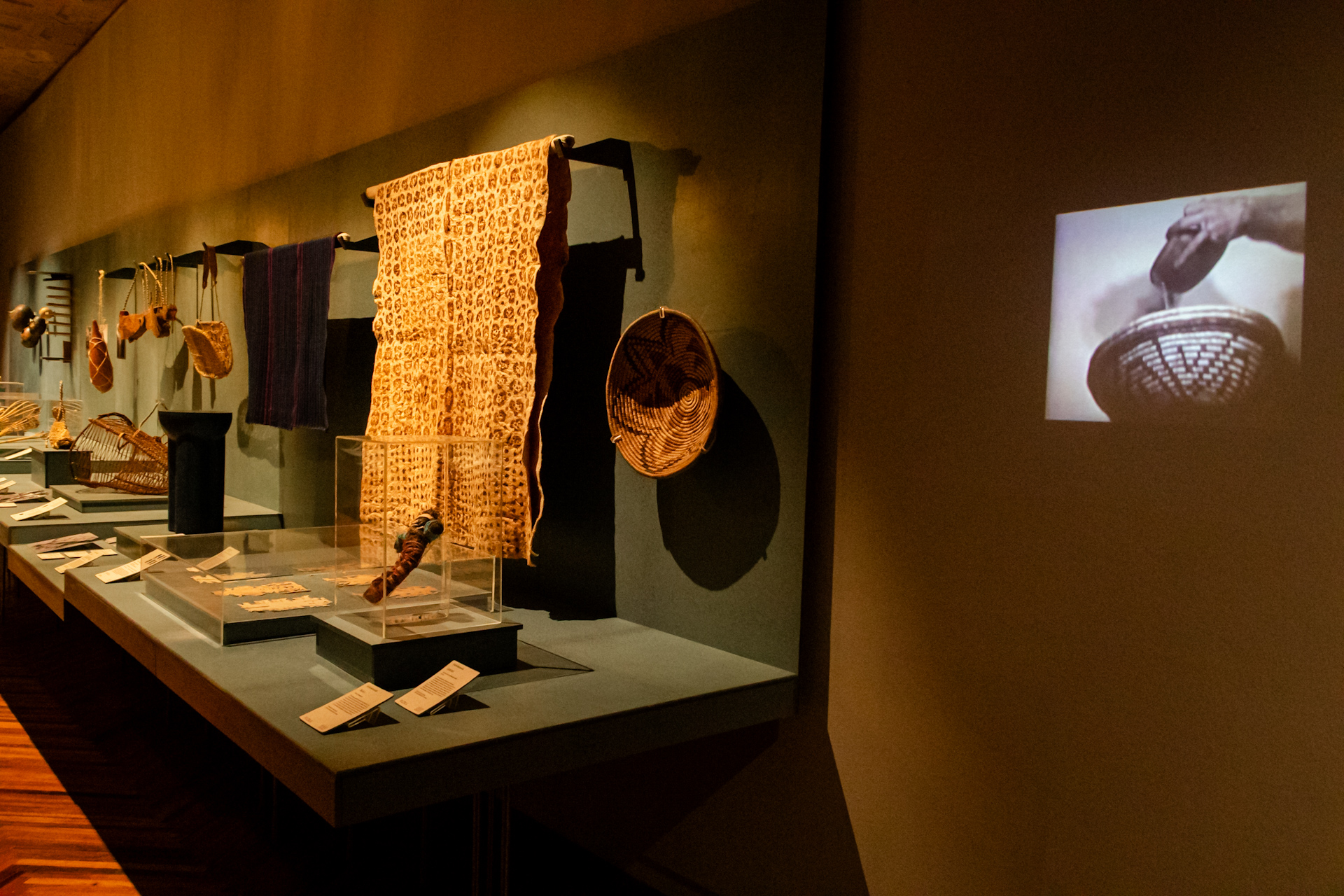 Instalación de fibras vegetales, textiles artesanales y biomateriales en el territorio Flora de BioDiseño MX en el Museo Franz Mayer.
