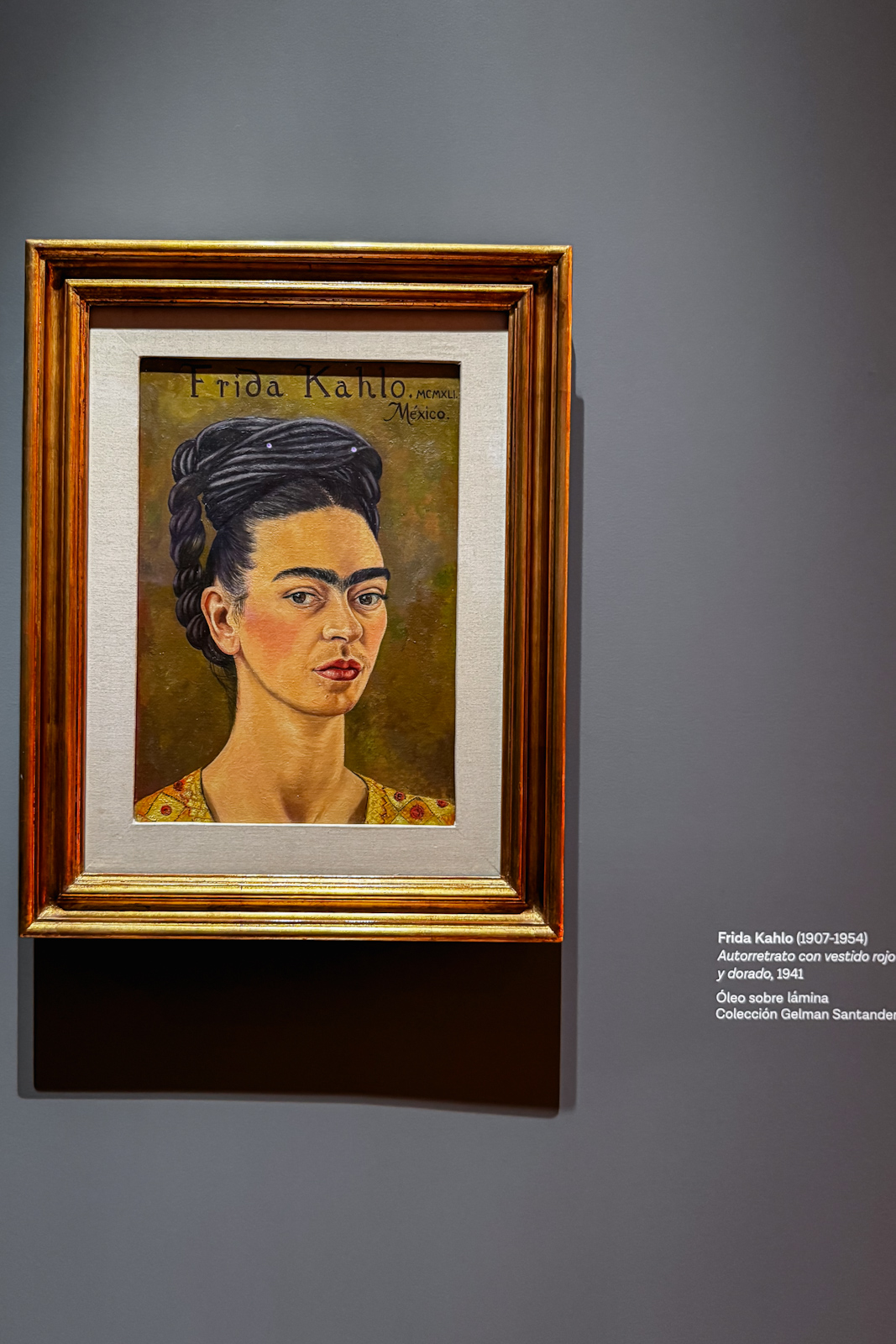 Autorretrato con vestido rojo y dorado de Frida Kahlo en la exposición Relatos Modernos del Museo de Arte Moderno de Ciudad de México