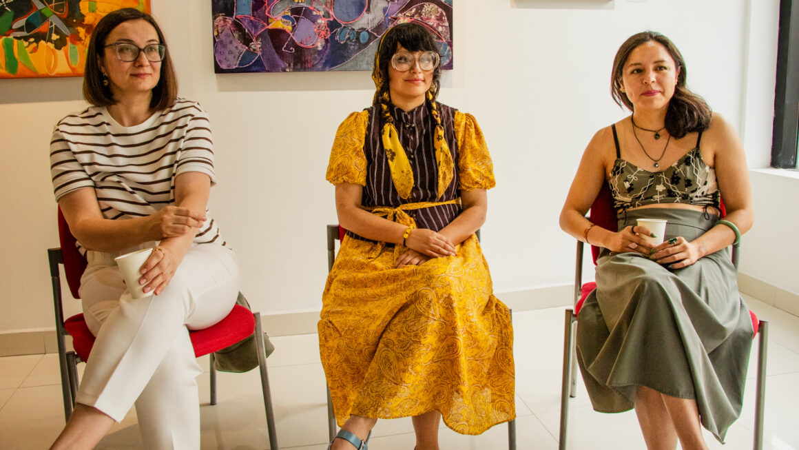 Conversatorio con artistas de Galería Covarrubias durante las exposiciones Génesis del gesto y Territorios simbólicos en Ciudad de México.