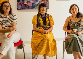 Conversatorio con artistas de Galería Covarrubias durante las exposiciones Génesis del gesto y Territorios simbólicos en Ciudad de México.