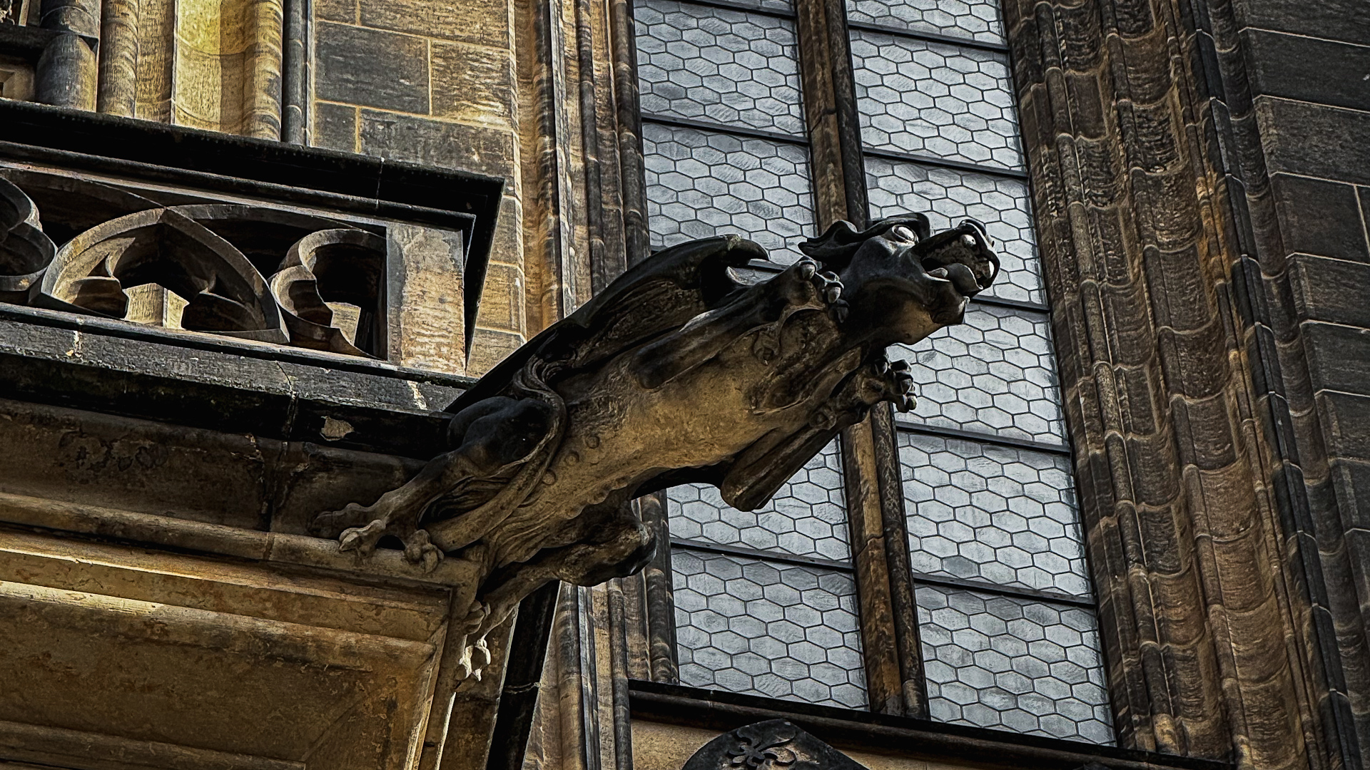 Detalle de una gárgola medieval en la Catedral de San Vito en Praga