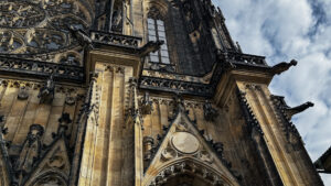 Gárgolas de San Vito sobre la arquitectura gótica de la Catedral de Praga