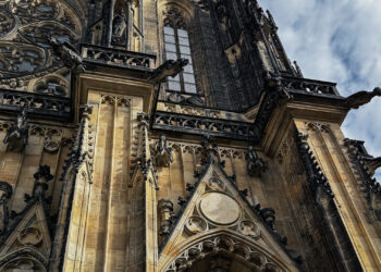 Gárgolas de San Vito sobre la arquitectura gótica de la Catedral de Praga
